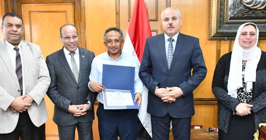 رئيس جامعة قناة السويس يكرم الفائزين بجائزة الأداء المتميز لشهر أغسطس