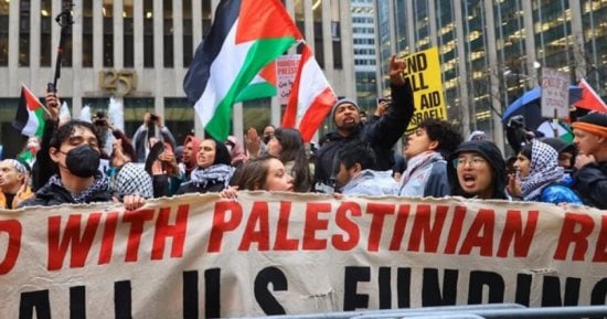 بلافتات "ليسوا يهودا ولا يخدمون اليهود".. تظاهرة ضد نتنياهو فى مانهاتن