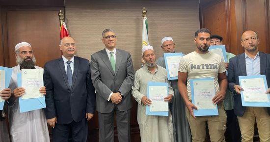 محافظ الجيزة يسلم عقود تقنين أراضى أملاك الدولة لعدد من المستفيدين