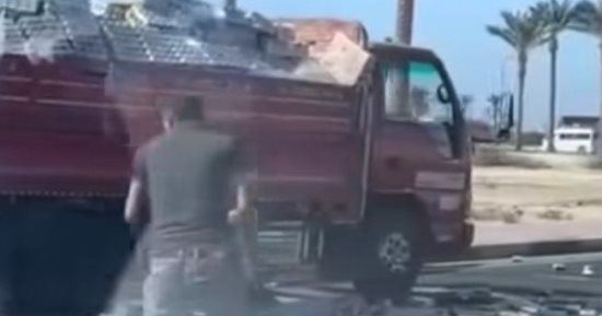 انقلاب سيارة محملة بزجاجات مشروبات كحولية بميدان جهينة بالغردقة.. صور