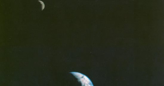 زى النهاردة.. مركبة فوياجر 1 تلتقط أول صورة للأرض والقمر عام 1977