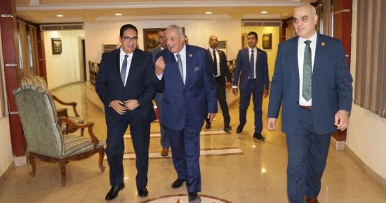 رئيس جامعة القاهرة وأمين عام مجلس الدفاع الوطني يشهدان حفل ختام التدريب الصيفي