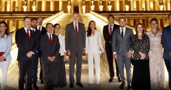 زيارة تاريخية للأقصر.. ملك إسبانيا وزوجته في حضرة الملكة حتشبسوت