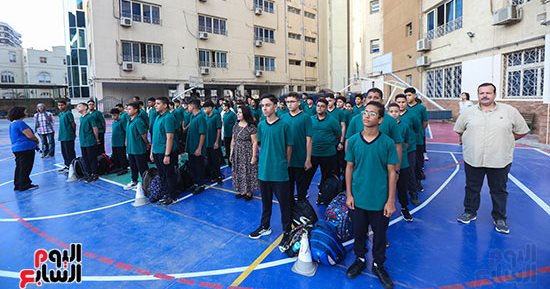 الطلاب يؤدون تحية العلم ويرددون النشيد الوطنى فى أول يوم دراسى