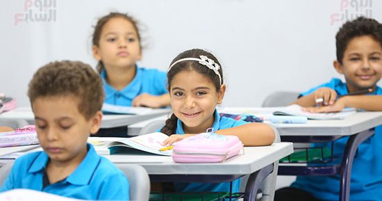 التعليم قبل الجامعي رحلة من "الفصل المزدحم" إلى مساحة أكبر للتعلم.. من 50 : 40 طالبا و62 ألف مدرسة و673 ألف فصل و1.1 مليون معلم لتحسين البيئة التعليمية.. ودفع الطالب نحو تعليم ملائم لمتطلبات المستقبل