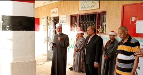 رئيس منطقة سوهاج الأزهرية يشهد طابور الصباح بمعهد الغريزات الإعدادى الثانوى