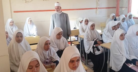 رئيس منطقة سوهاج الأزهرية يتفقد معهد فتيات الغريزات فى ثانى أيام الدراسة