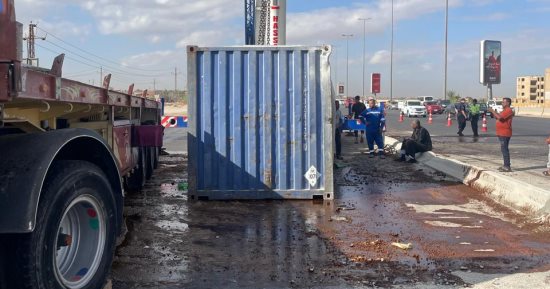انقلاب سيارة نقل محملة بـ55 طن مواد كيماوية أعلى الطريق فى الشروق.. صور