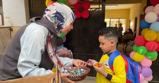 حلوى وبالونات.. استقبال حافل لتلاميذ ابتدائى فى الجيزة