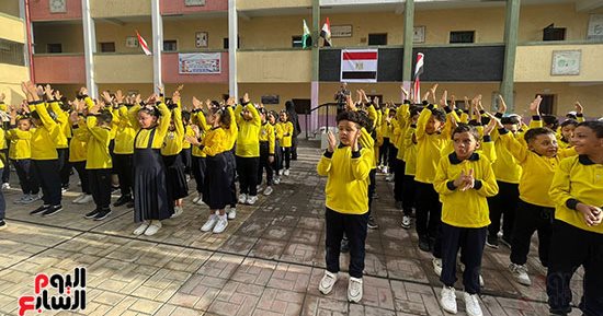 الجرس يدق فى مدارس الجيزة.. التلاميذ يؤدون النشيد الوطني بحماس.. ألوان البهجة تزين الفصول.. والمعلمون يشاركون الأطفال احتفالاتهم.. بالونات وحلوى فى استقبال الصغار.. وطابور الصباح يعكس روح الانضباط والانتماء