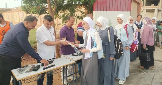 توزيع هدايا على الطلاب بإحدى مدارس المنوفية فى أول يوم دراسة.. فيديو وصور