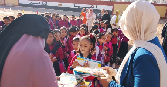 بالبالونات والهدايا.. استقبال الطلاب فى أول يوم دراسى بجنوب سيناء.. فيديو وصور