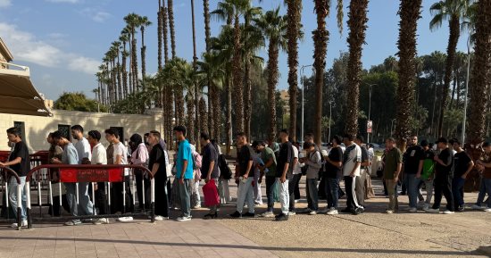 توافد الطلاب على جامعة القاهرة.. وفحص السيارات باستخدام الكلاب البوليسية