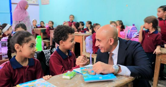 وزير التعليم يحاور أحد التلاميذ خلال تفقده بعض مدارس محافظة القليوبية