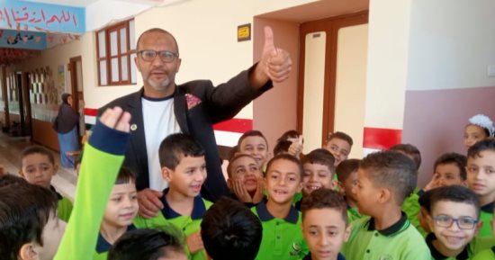 مدارس بنى سويف تستقبل طلابها بالأعلام والبلالين