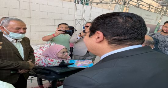 رئيس جامعة القاهرة لطالبة من ذوى الإعاقة: تسخير كل إمكانيات الجامعة حتى التفوق