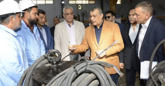 تُنتج لأول مرة فى مصر.. وزير الإنتاج الحربى يتابع مراحل تصنيع الطلمبات الغاطسة بشركة قها