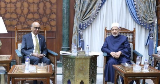 شيخ الأزهر يستقبل رئيس سنغافورة ويتفقان على مواصلة الضغط لوقف العدوان على غزة