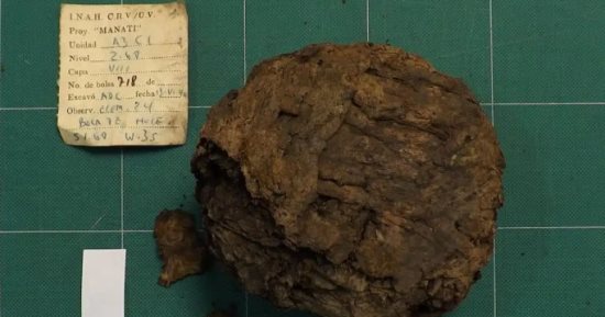 علماء الآثار يسابقون الزمن لإنقاذ كرات مطاطية عمرها 3500 عام.. اعرف الحكاية