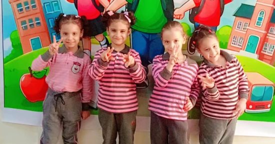المدارس تستقبل الطلاب بالعام الدراسى الجديد بأجواء مبهجة.. المديريات التعليمية: عدد الطلبة فى المقعد لا يزيد عن 3 و50 فى الفصل.. ومتابعة مستمرة لنسب الحضور وتفعيل الغياب يومياً.. والمناهج أصبحت أكثر بساطة.. صور