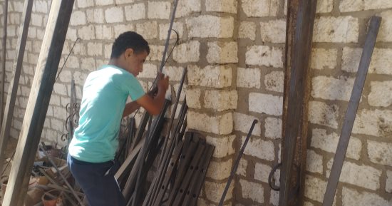 بطل من حديد.. "شنودة" كفيف ويعمل حدادا ومتفوق دراسيا (فيديو وصور)