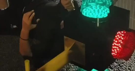 حادث غريب.. رجل يعلق برأسه داخل إشارة مرور بالصين بعد اصطدام دراجته النارية "فيديو"