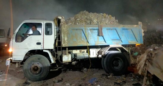 محافظة الجيزة: رفع 2000 طن مخلفات من أرض المطاحن فى شارع فيصل