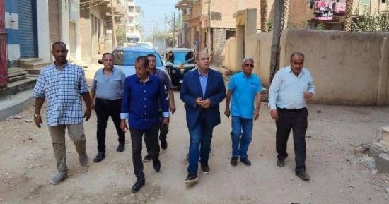نائب محافظ الجيزة يتفقد مشروعات الرصف فى مدينة البدرشين.. صور