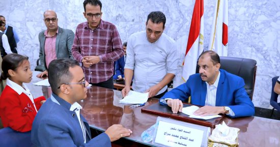 محافظ سوهاج يستمع إلى مطالب وشكاوى المواطنين في اللقاء الجماهيرى