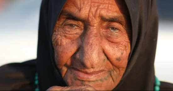 "جازية" معمرة فلسطينية أكبر من 100 عام.. تجتاز طرق الموت على كرسى متحرك