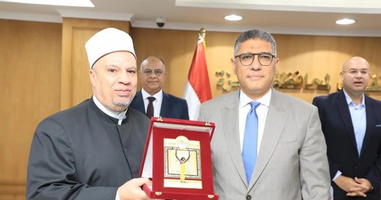 محافظ الجيزة يكرم مديرى مديريتى الأوقاف والصحة السابقين لانتهاء مدة خدمتهما
