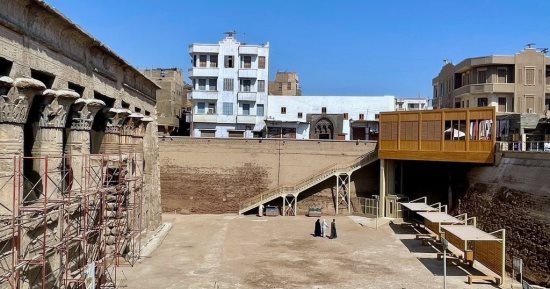 خطة تطوير معبد خنوم التاريخى بإسنا تدخل مرحلة تجميل الواجهة والجدران.. صور