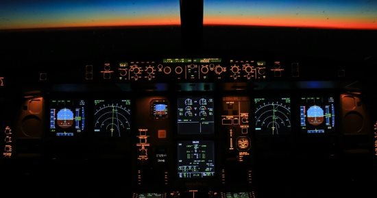 استطلاع: 93% من الطيارين الألمان يعترفون بالقيلولة فى قمرة القيادة خلال الرحلات