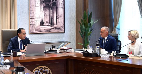 رئيس الوزراء يلتقى الرئيس التنفيذي لعمليات الموارد الطبيعية بشركة "إينى" الإيطالية