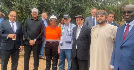 السفير المصرى يغرس شجرة باسم مصر فى حديقة الحرية ببريتوريا