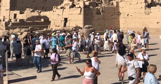 الأقصر تشهد حالة من الرواج والإقبال السياحى المميز فى معابد الكرنك.. صور