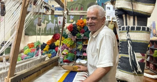 فنان نسج حياته بين الصوف والألوان.. عم جابر 50 عاما من الغزل على النول ولا يزال يبدع.. ويكشف: صناعة السجاد مهنة صعبة وارثها أبا عن جد.. وهفضل أشتغل لحد آخر يوم فى عمرى.. ويؤكد: الشغل اليدوي مايعلاش عليه.. صور
