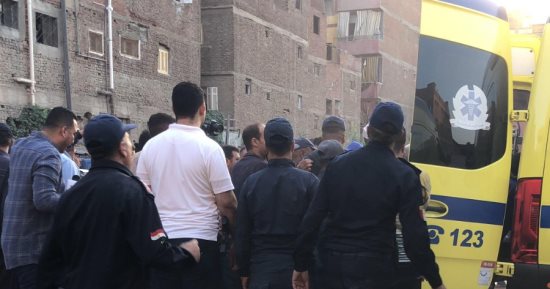 لحظة انتشال جثمان أحد ضحايا حادث انهيار مصنع بالمحلة.. فيديو