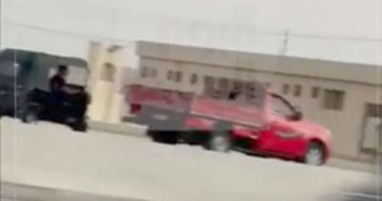 فيديو يحبس الأنفاس.. مطاردة بين شرطى مرور وتوك توك "عكسى" على طريق الواحات