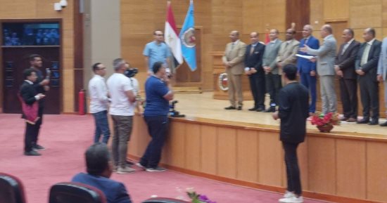 رئيس جامعة سوهاج يكرم 211 معيدا تعيين جديد .. فيديو
