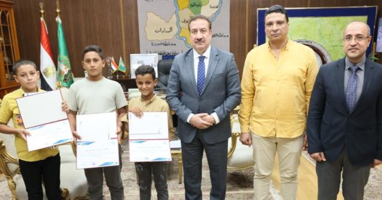 محافظ المنوفية يكرم 3 طلاب عثروا على مبلغ مالى وسلموه للشرطة.. فيديو
