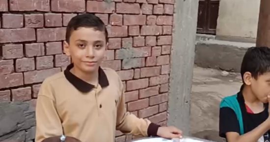 بيصرف على نفسه ويساعد أسرته.. تلميذ يبيع الكشرى بـ2 جنيه فى بنى سويف "فيديو"
