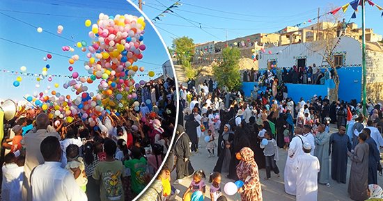 زفة بالجمال وجريد النخل والبالونات.. أهالى النوبة يواصلون إحياء المولد النبوى رغم انتهاء الاحتفالات.. رجال ونساء وأطفال جزيرة هيسا يطوفون الشوارع بالمدائح والأناشيد.. سياح يشاركون بالطوفة ويشيدون بالأجواء.. صور