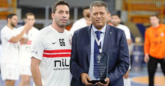 أحمد الأحمر يتسلم جائزة الأكثر مشاركة فى بطولات العالم للأندية لكرة اليد