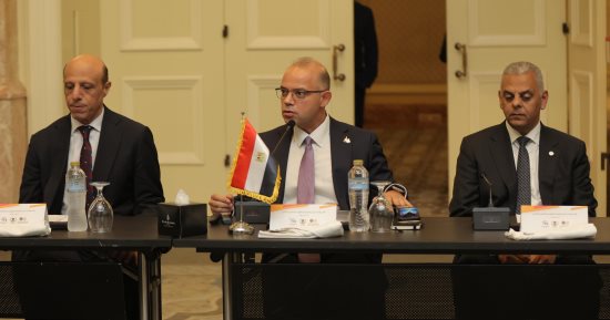 رئيس الرقابة المالية يستعرض مع رؤساء التحرير تطوير القطاع المالي غير المصرفي
