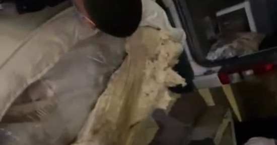 الحماية المدينة تساعد فى إنزال شخص متوفى ثقيل الوزن من شقته بمدينة نصر.. صور
