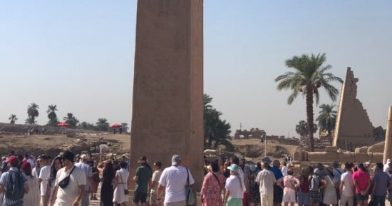 معابد الأقصر تشهد أجواء سياحية كبيرة مع تحسن الطقس يومياً.. صور