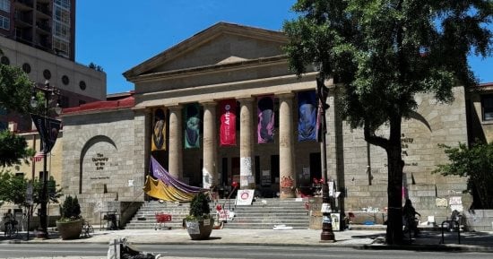 بعد إعلان إفلاسها.. جامعة فيلادلفيا تبيع كتب الفن النادرة بـ160 ألف دولار