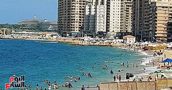 روقان وهدوء على شواطئ الإسكندرية فى بداية فصل الخريف.. استمرار الإقبال رغم بدء العام الدراسى.. رفع الراية الخضراء شرقا والحمراء على القطاع الغربى ومنع نزول البحر.. ونسبة الإشغال من 10 إلى 15%.. فيديو وصور