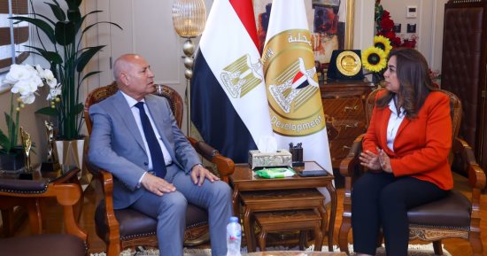وزيرة التنمية المحلية تتابع مع محافظ القاهرة المشروعات التنموية والخدمية
